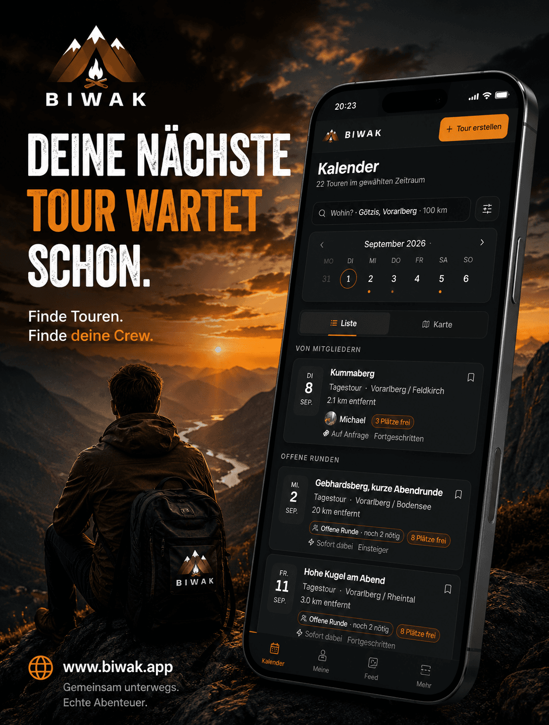 Biwak-Motiv: Blick über ein Bergtal bei Sonnenuntergang, daneben der Kalender der App auf einem Telefon